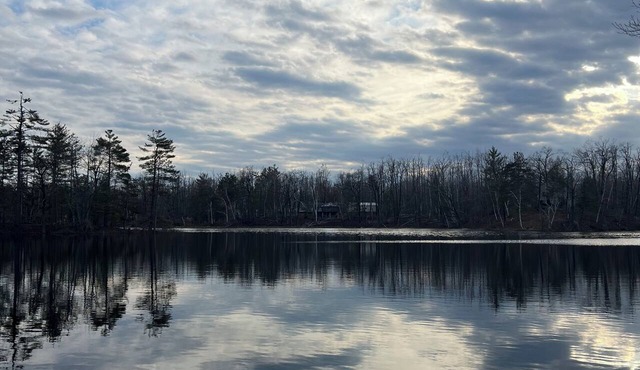 Lake front 3-bedroom cabin in Gaylord perfect for relaxing stays