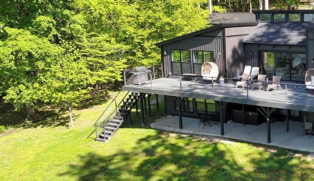 Lake Front! 8 bedroom/Hot Tub/ Dock/Fire Pit/Game Room in Cadiz