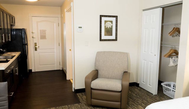 Lake Michigan Escape: Queen Suite & Gym