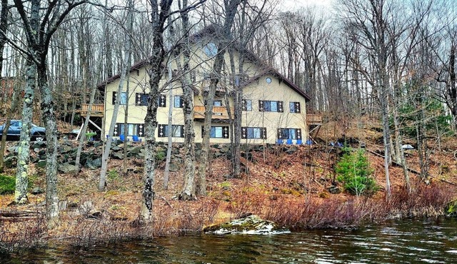 LAKEFRONT 5-bedroom Chateau Getaway at Whitecap Mountains Resort Units 1 & 3
