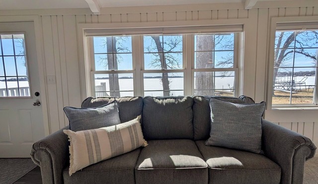 Lakefront Escape - Breathtaking Views in Fox Lake