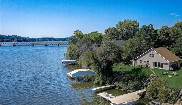 Lakefront Lake Wisconsin Home - Deep Water, Fire Pit & Year-Round Adventure