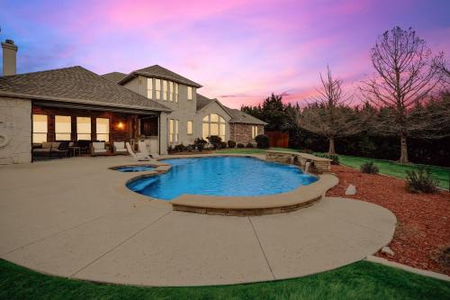 Lakefront Mansion with Pool and Cinema in Rowlett