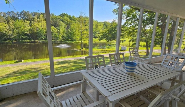 Lakefront Retreat - Sleeps 8 - 1 Hr from STL