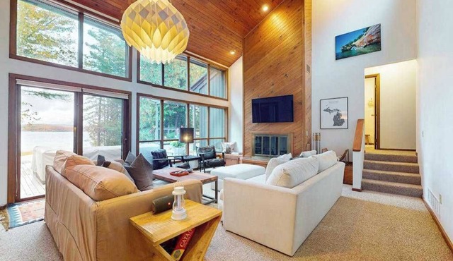 Lakeside luxury Home‚ dock, firepit, and easy access to Michigan's best towns!