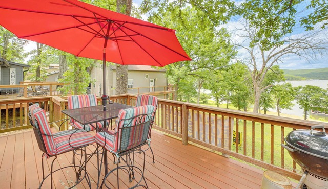 Lakeside Reeds Spring Home w/Deck & Pool Access!