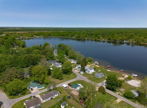 Lakeside Retreat on South Scott Lake – Pet Friendly | Sleeps 8