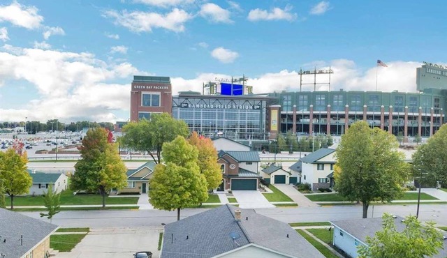 Lambeau Field View! 3 King Beds & Game Day Ready Party Garage!