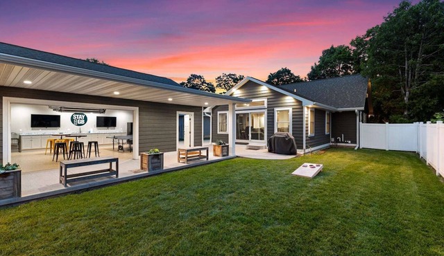 Lambeau House: Sleeps 14, Fun Garage