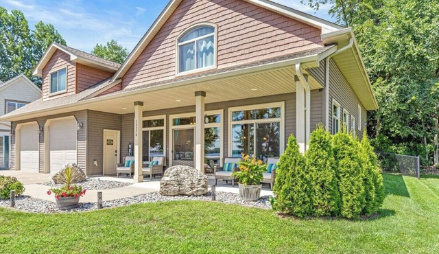 Large 4 bdrm Lakefront GAMEROOM Multiple Families