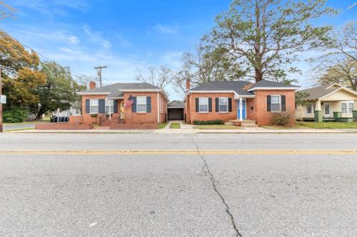 Large Groups Welcome - 2 Homes Next Door in New Iberia