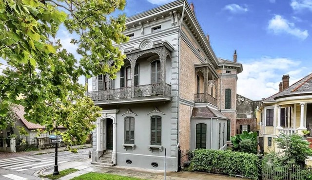 Large private King Balcony Suite cont'l breakfast included, parking on request