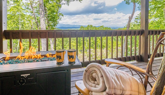 Lazy Bear Cabin - Breathtaking Mountain Views, Hot Tub & Fire Pit in Clarkesville