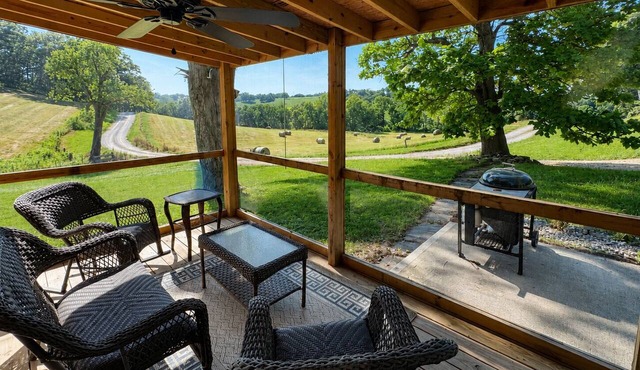 Little House on the Hill - Family and Pet Friendly Serene Farmhouse