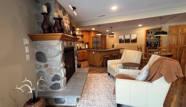 Log Bear Den at Dancing Pines Retreat A Luxury Log Home & Pet Friendly.