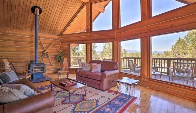 Log home with Mntn Views! Gas Fire Pit, Sleeps 10 in Bend