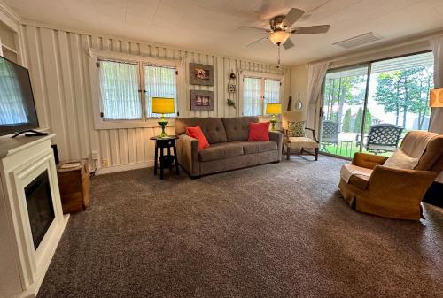 Long Lake Cottage-Hot Tub-Pet Friendly-Near Alpena