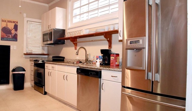 Lovely cottage 5 mins walk to historic St Charles Ave. & Magazine St- 2BR+1, 3BA