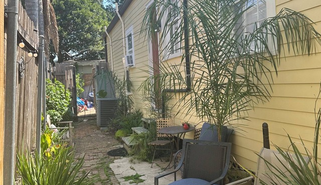 Lovely studio located in the Lower Garden District with private garden patio.
