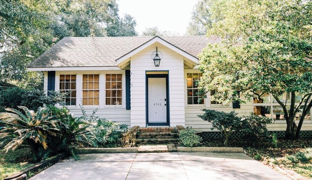 LSU Retreat - Hot Tub, Grill, Fire Pit - Walk2campus&lakes - 4 Bedroom 2 Bath