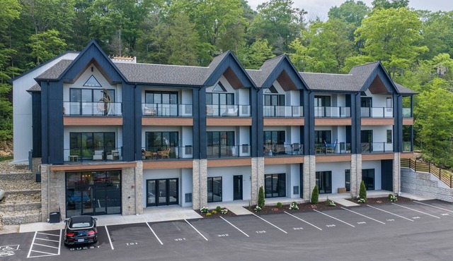Luna View | Top-Floor Water Views & Covered Patio in Sister Bay