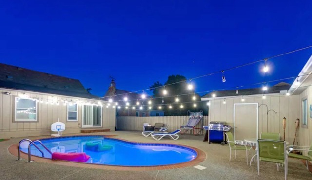 Luxury Bungalow Heated Pool + Sauna + Game Garage