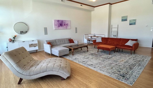 Luxury Downtown Loft w/Rooftop Patio & Sauna - Sleeps 12 - Walk to Square