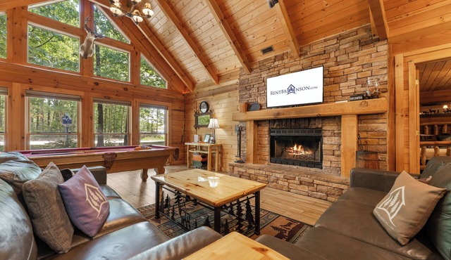 Luxury Log Cabin Near Thunder Ridge Pvt Fenced Yard & HotTub Billiards EV Car Charger Free Tickets
