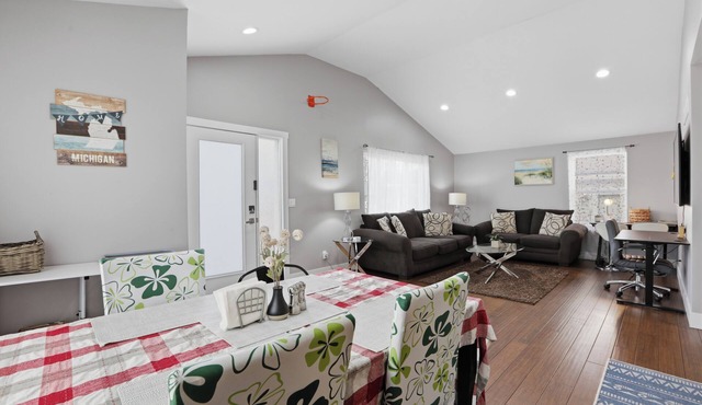 Luxury Meet Cozy Retreat 65"TV+3TVs NewStainlessSteelAppliances Fenced BBQ 3B2B