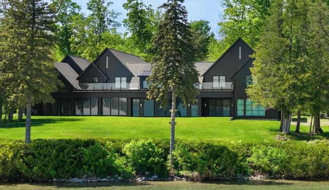 Luxury New Walloon Lake Lodge!