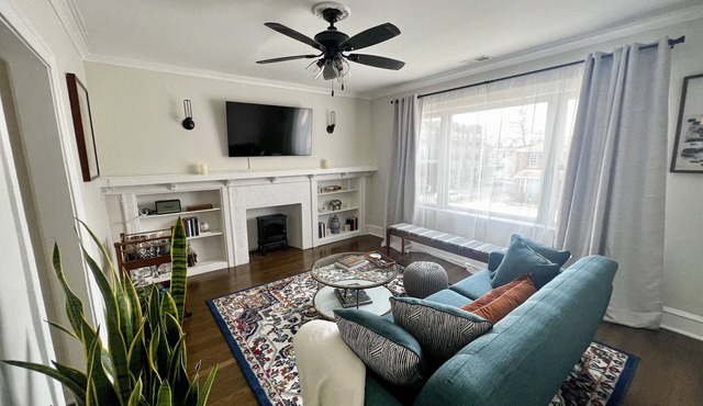 Luxury vintage condo close to lakefront, Obama Presidential Center & downtown!