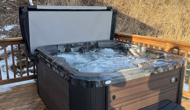 Main Street Cottage with Hot Tub