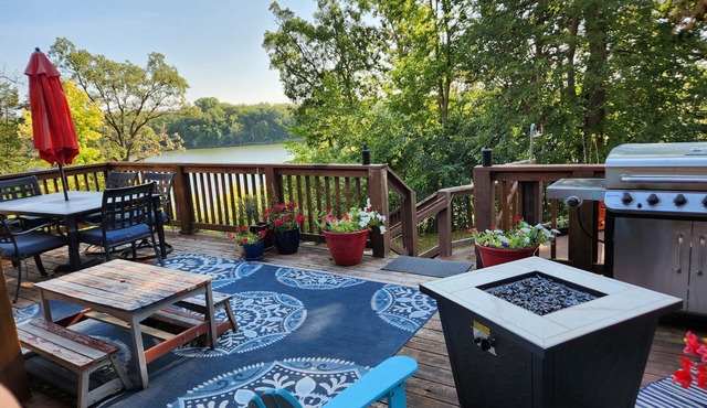 Majestic views of the river, bald eagles & more. Hot tub! Fragrance free home.