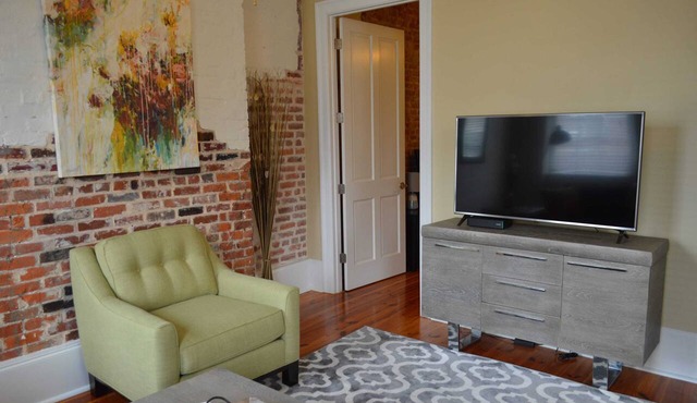 "Margaux" Fully renovated 2 bed/2 bath Walk to WWII, Superdome, Convention Ce