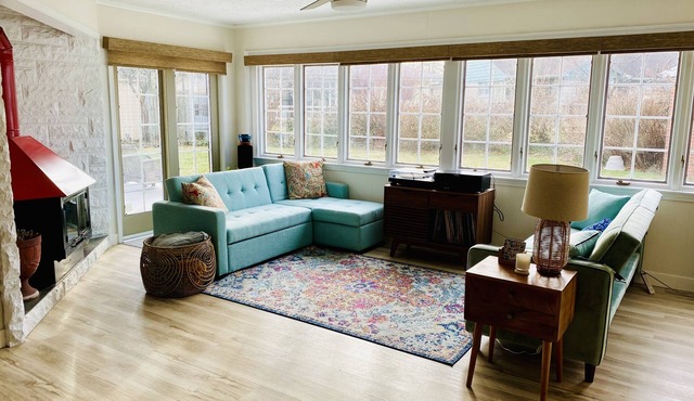 Marigold Inn ! football weekend!midcentury renovated home! 1.2 mi from ND!
