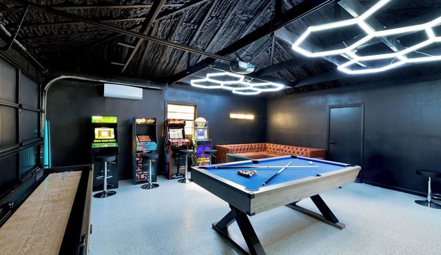 Milwaukee River Retreat, Hot Tub+Game Room+Fire Pit, 5BR, Great for Groups