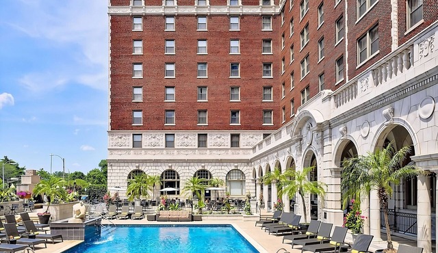 Minutes away from Missouri Botanical Garden! Pets Are Welcome! Parking, Pool! in St. Louis