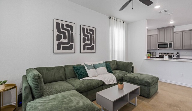 Modern 3-Bedroom Near Hospital & Power Plant, Workspaces & Pet-Friendly Yard in Temple