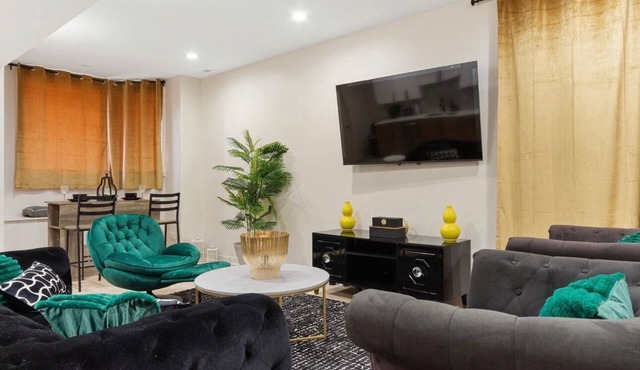 Modern 3BR Apt Near United Center