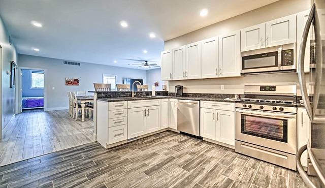 Modern Apartment w/Deck: 3 Miles to Grass Lake!