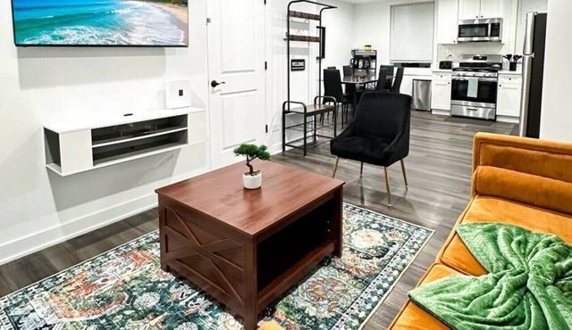 Modern Berwyn Retreat - 15 Min to Midway - Easy Access to Chicago