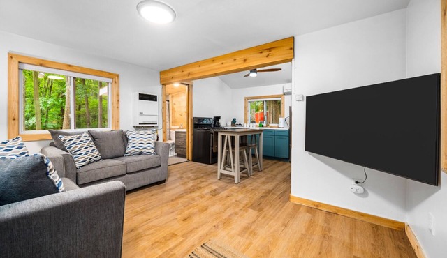 Modern Cabin Retreat l Arbutus Lake l Close to TC!