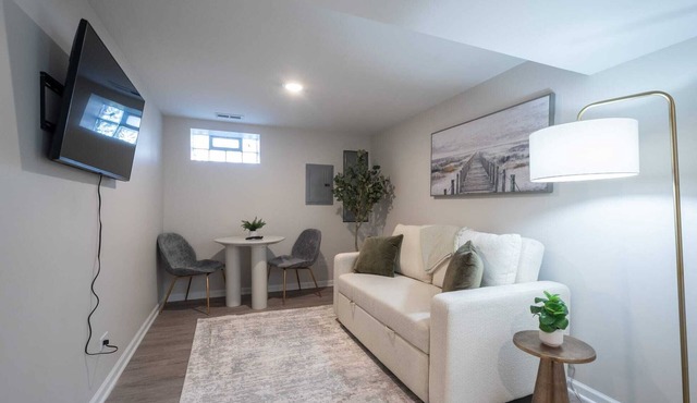 Modern Clean Private Entry Apartment Free Street Parking Washer & Dryer