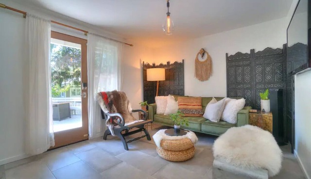 Modern comfort, remodeled, A/C, free parking in Seattle