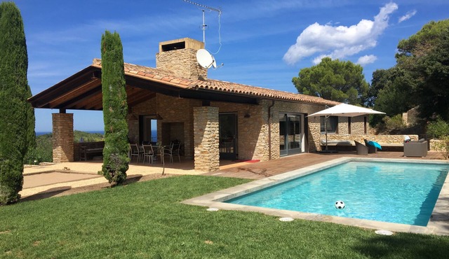 Modern cosy villa near beaches and village of Begur. Calm and green surrounding in Begur