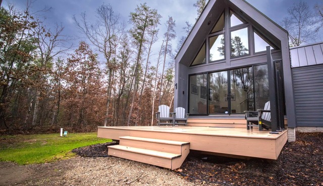 Modern Forest Chalet Sleeps 6 Starlink Rivers & Caberfae Pet-Friendly
