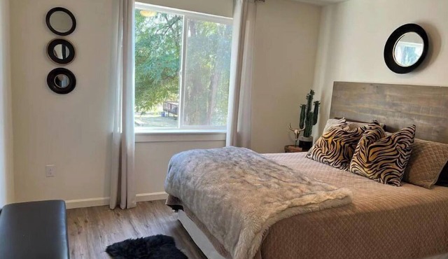 Modern home in downtown Sumner, WA, 34 mi from Lumen Field in Sumner