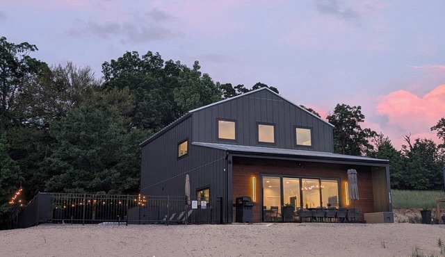 Modern Luxury escape with Heated Pool, Hot Tub, Fire Pit, State Park and Beaches