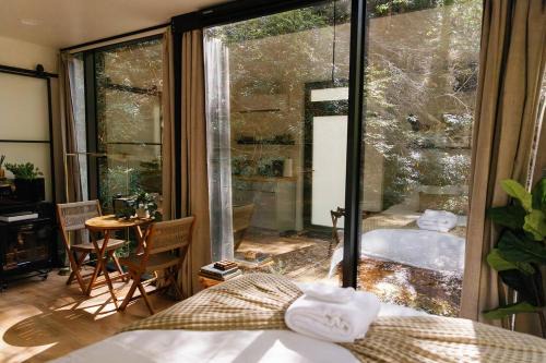 Modern Mirror Home w/Hot-tub | “Glass House” #2 in Campton
