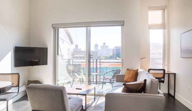 Modern Studio Apt with Rooftop, Gym, and Parking in Milwaukee